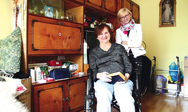 Modlę się za osoby, które do mnie przychodzą. Ta więź bardzo trzyma mnie na duchu. Codziennie ofiaruję dziesiątek Różańca za hospicjum – wyznaje pani Janina Biernat (po lewej). Na zdjęciu z Haliną Styłą, prezes zarządu. 