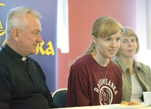 Kasia Zych dziękuje za każde wsparcie, także za modlitwy w jej intencji. Z lewej ks. Andrzej Tuszyński.