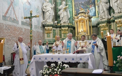 Mszy św. przewodniczył o. Piotr Chojnacki, prezes Polskiej Kongregacji Zakonu Cysterskiego, opat z Krakowa-Mogiły.
