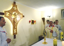 Kaplicę w nowym kształcie poświęcił bp Henryk Tomasik.