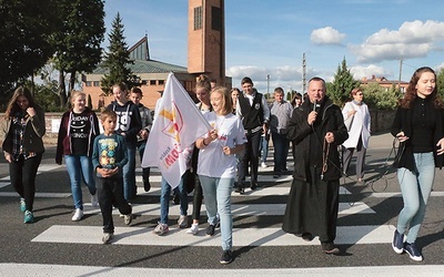 Młodzież z Glinojecka i okolic na ulicach miasta z akcją ewangelizacyjną.