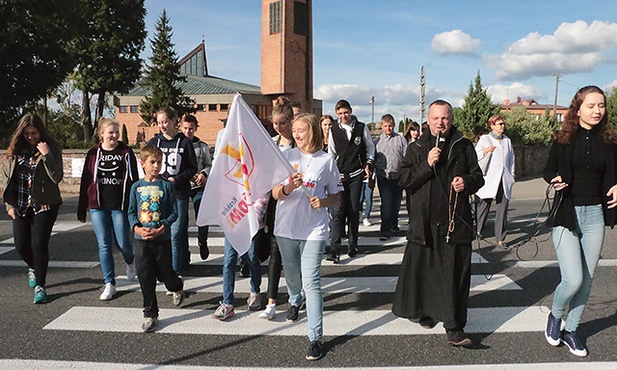 Młodzież z Glinojecka i okolic na ulicach miasta z akcją ewangelizacyjną.