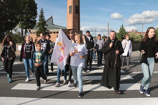 Młodzież z Glinojecka i okolic na ulicach miasta z akcją ewangelizacyjną.