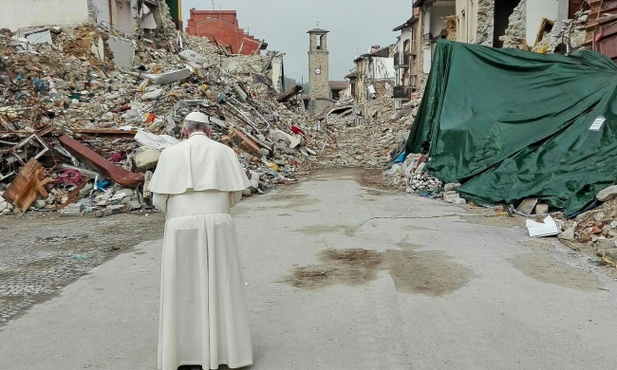 Papież na terenach dotkniętych trzęsieniem ziemi