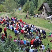 Co roku w pierwszą niedzielę października ludzie gór spotykają się na Jackowej Pościeli - Dolinie Pamięci na wspólnej Mszy św. i biesiadzie.