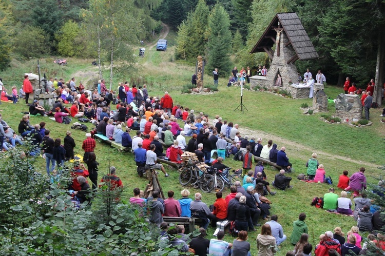 Co roku w pierwszą niedzielę października ludzie gór spotykają się na Jackowej Pościeli - Dolinie Pamięci na wspólnej Mszy św. i biesiadzie.