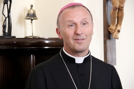 Bp. Marek Solarczyk ma bardzo dobry kontakt z młodzieżą i nadal uczy religii w jednym z warszawskich liceów