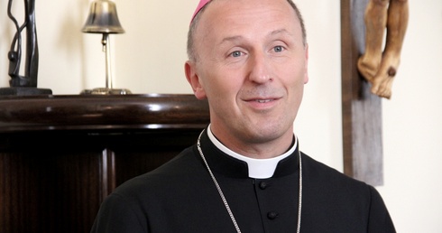 Bp. Marek Solarczyk ma bardzo dobry kontakt z młodzieżą i nadal uczy religii w jednym z warszawskich liceów