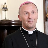 Bp. Marek Solarczyk ma bardzo dobry kontakt z młodzieżą i nadal uczy religii w jednym z warszawskich liceów