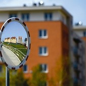 Większość polskich rodzin ma zbyt niskie dochody, by otrzymać kredyt na zakup własnego mieszkania, dlatego rząd postanowił budować tanie mieszkania na wynajem.