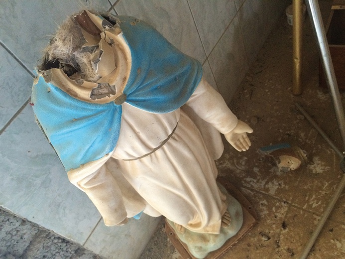W opuszczonych przez uciekających przed terrorystami kościołach bandyci z Daesh niszczyli symbole wiary.