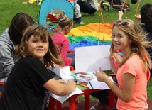 Młodzi wolontariusze najchętniej, jak mówi Anna Zbiciak, wybierają pracę z dziećmi.