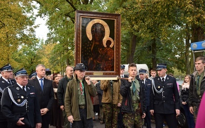 Maryję na swoich ramionach nieśli m.in. harcerze