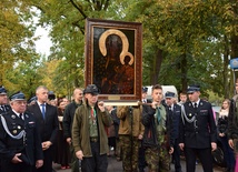 Maryję na swoich ramionach nieśli m.in. harcerze