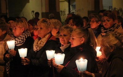 Modlitwą otaczają Głogów