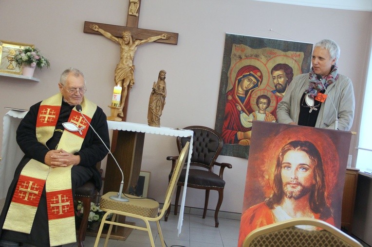 Rekolekcje dla Domowego Kościoła w Dębicy prowadzą ks. Antoni Zieliński i s. Beata Iwaszko. Na ołtarzu w tle widoczna figura św. Jadwigi wyrzucona z Zachodu i przywieziona przez nich do Dębicy