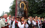 Dziewczęta ubrane w stroje ludowe niosą obraz Matki Bożej Częstochowskiej