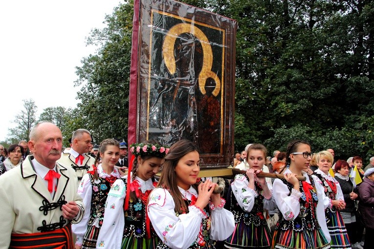 Dziewczęta ubrane w stroje ludowe niosą obraz Matki Bożej Częstochowskiej
