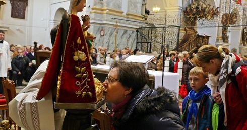 Zaglądać przez Maryi ramię