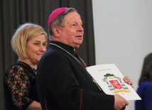 Podziękowania wręczał bp Henryk Tomasik. Obok Ilona Jaroszek