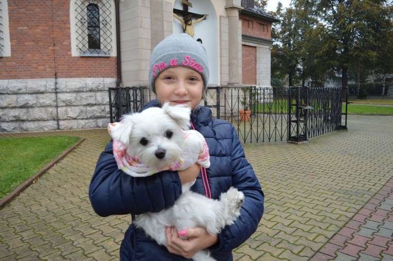 Czworonożne pupile przed kościołem 