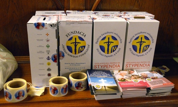 W czasie Dnia Papieskiego do puszek zbierano datki na wsparcie stypendystów Dzieła Nowego Tysiąclecia