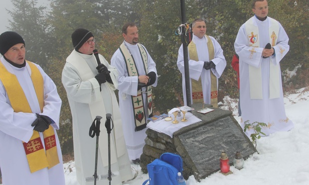 Msza św. przy Krzyżu Papieskim na szczycie Moglielicy.