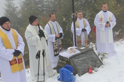 Msza św. przy Krzyżu Papieskim na szczycie Moglielicy.
