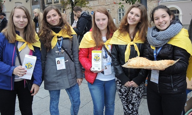 Każdy mógł wesprzeć stypendystów wrzucając do skarbonek dowolny datek