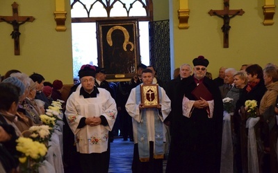 Strażacy wnoszą obraz Matki Bożej Częstochowskiej do kościoła w Żelechlinku