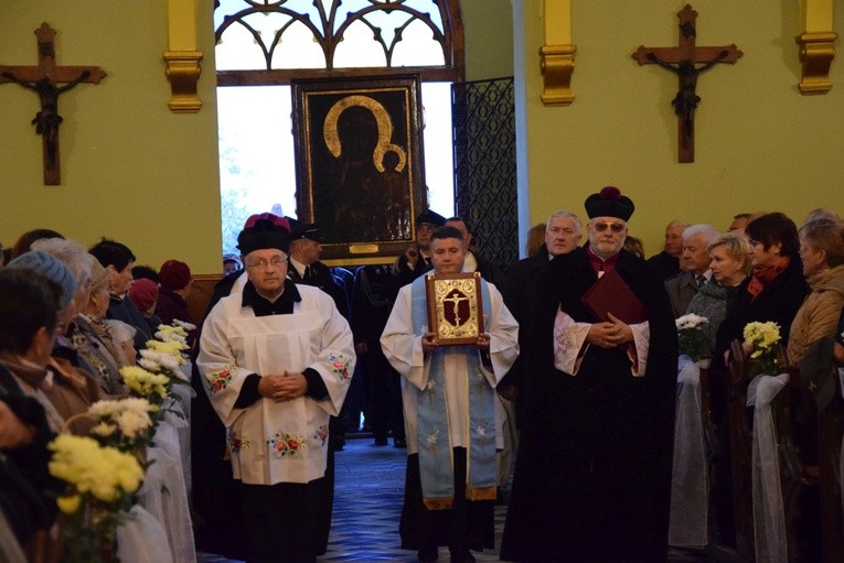 Strażacy wnoszą obraz Matki Bożej Częstochowskiej do kościoła w Żelechlinku