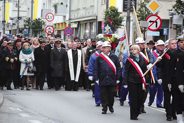 Procesji różańcowej z relikwiami św. Jana Pawła II przewodniczył metropolita gdański.