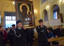 Strażacy wnoszą obraz Matki Bożej Częstochowskiej do kościoła w Kochanowie