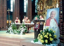 Mszy św. w kościele katedralnym w Dniu Papieskim przewodniczył bp Jan Kopiec.