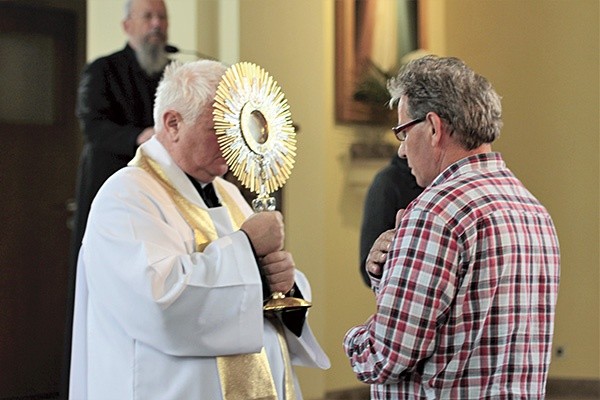 ▲	Dla wielu uczestników bardzo wzruszającym momentem była adoracja i możliwość „dotknięcia” Jezusa.