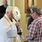 ▲	Dla wielu uczestników bardzo wzruszającym momentem była adoracja i możliwość „dotknięcia” Jezusa.