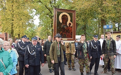 ▲	W Spale obraz Czarnej Madonny na swe ramiona wzięli harcerze.