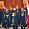 Członkowie Chorągwi Ducha Świętego z relikwiami św. Jana Pawła II. Ważną sprawą w rycerstwie jest postawa braterstwa. Jego członkowie nawzajem wspierają się nie tylko modlitwą.