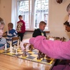Najmłodsi ministranci z powodzeniem mierzyli się nie tylko z rówieśnikami, ale też z dorosłymi szachistami. 
