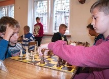 Najmłodsi ministranci z powodzeniem mierzyli się nie tylko z rówieśnikami, ale też z dorosłymi szachistami. 