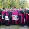 Po powitaniu przez warmińską kapitułę katedralną oraz mieszkańców Warmii abp Józef Górzyński w asyście kanoników przekroczył Wrota Warmii.