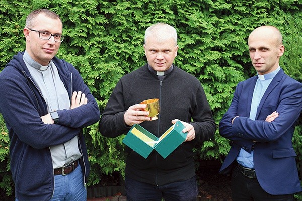 ▲	Duszpasterze akademiccy (od lewej): ks. Mariusz Wilk, ks. Marek Adamczyk i ks. Artur Chruślak z kielichem, który w testamencie przekazał im ks. Tadeusz Borowski.