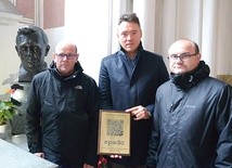 ▲	Do skorzystania z aplikacji zachęcają (od lewej): ks. Krzysztof Ćwiek, Stanisław Urbańczyk i ks. Sławomir Ziółek.
