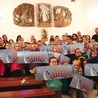 Dzieci z parafii św. Mikołaja pokazują swoje korony.