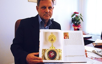 Wacław Piędel pokazuje relikwie św. Wojciecha, patrona bielińskiej parafii.
