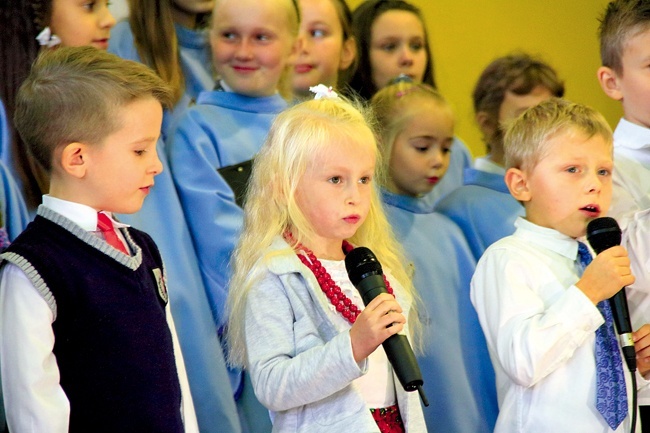 „Choć jestem przedszkolakiem, podążam Twoim szlakiem” –  śpiewały dzieci z Włodzienina o JPII.