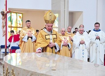 ▼	Abp Budzik dokonuje obrzędu namaszczenia olejem ołtarza.