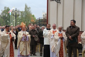 Przed obrazem MB Ostrobramskiej Akt Zawierzenia leśników i ich dzieł Matce Bożej odczytał Andrzej Matysiak (z prawej). Z lewej ks. Jerzy Karbownik