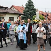 Procesja z figurą MB Różańcowej w Hermanicach