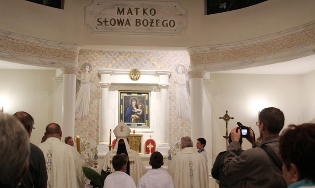 Modlitwa kapłanów pod przewodnictwem bp. Romana Pindla w kaplicy Matki Bożego Słowa